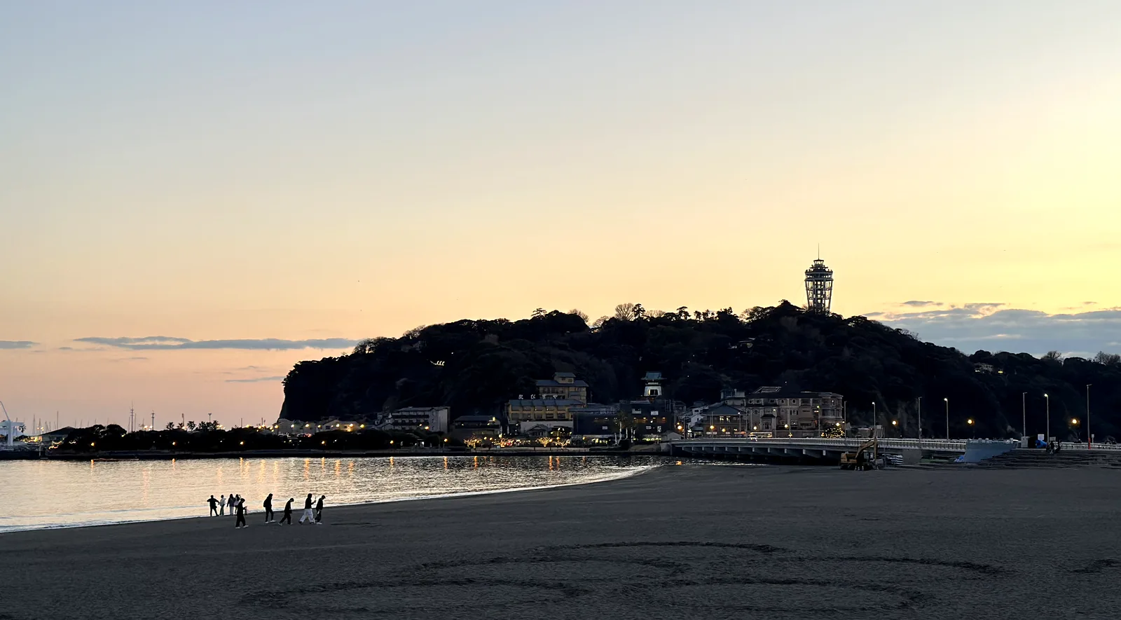 夕暮れの江の島と片瀬の海岸